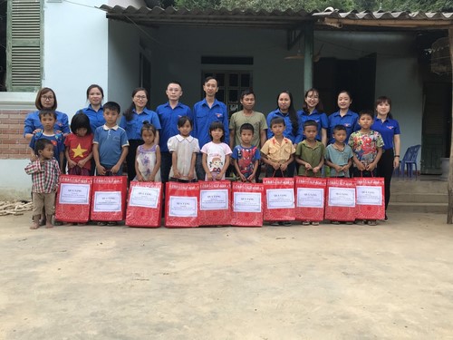 Hình ảnh Chi đoàn Sở Tư pháp phối hợp với Đoàn xã Thanh An trao tặng quà cho các cháu học sinh bản Huổi Púng